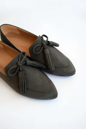 Grey Pointed Bow Tasseled Loafers